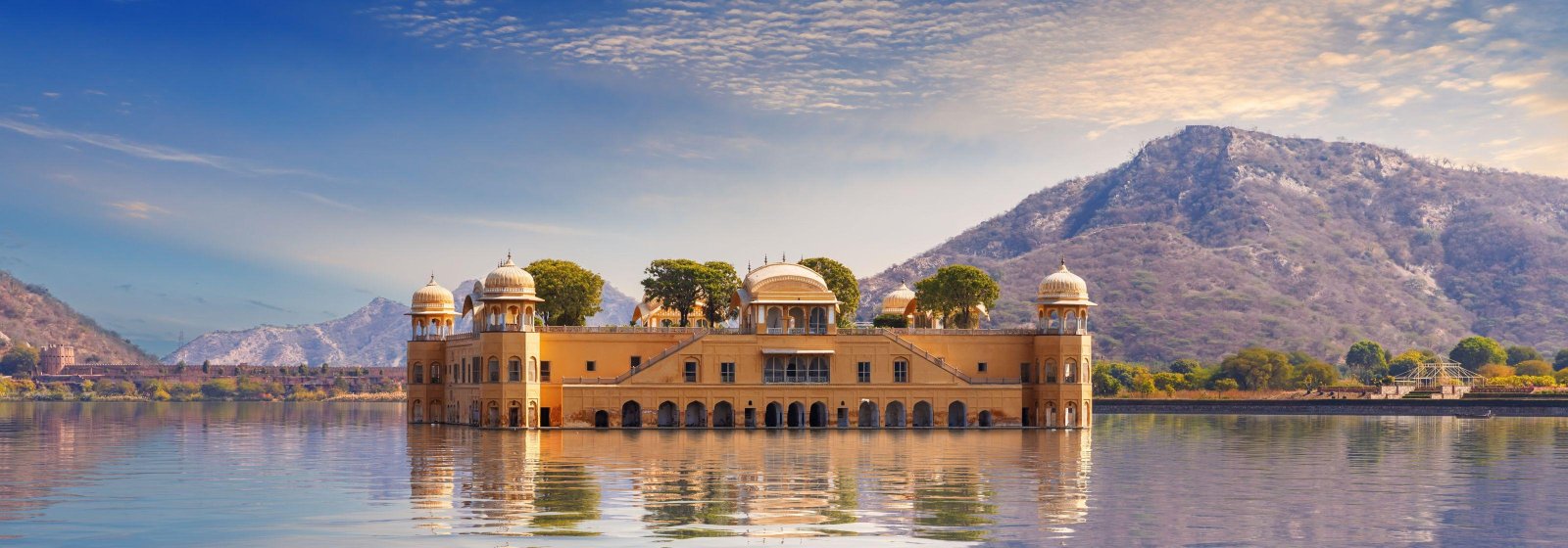 Dehradun to Agra Taxi Service
